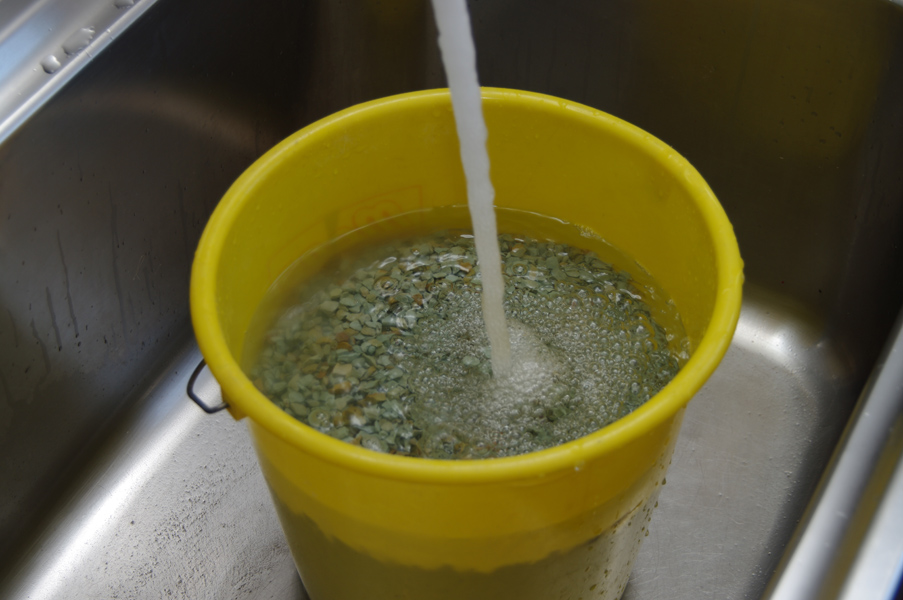 Füllkörper waschen und einsäuern - Essig herstellen lernen Füllkörper waschen und einsäuern - Essig herstellen lernen